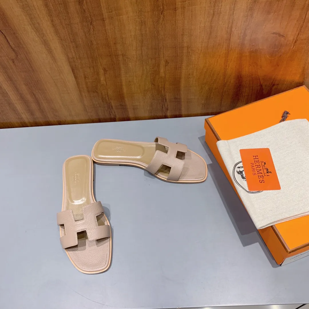 👟👟Ex-factory price 480👟👟 Litchi pattern cowhide series Newly revised version (Hermès) Packaging upgrade, version workmanship and material upgrade Hermes The highest version of handmade shoes in the market Top product Hermès H slippers Flat slippers —————————— The most classic, real handmade shoes, even the number of stitches is the same as the original version, purely handmade by masters The highest version in the industry Italian imported cowhide + original customized Australian sheepskin feet + genuine leather outsole, top exclusive packaging box 35-39 (34.40.41.42 custom-made, non-refundable)